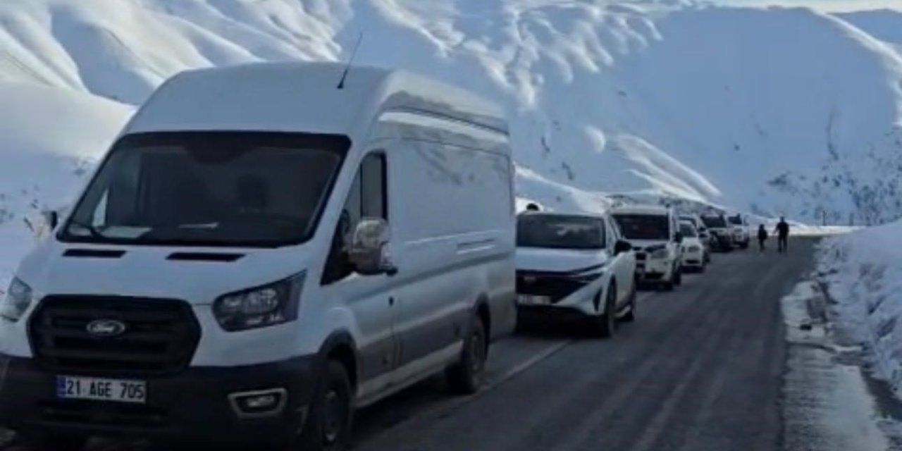 Çığın düştüğü Şırnak-Hakkari yolu ulaşıma açıldı