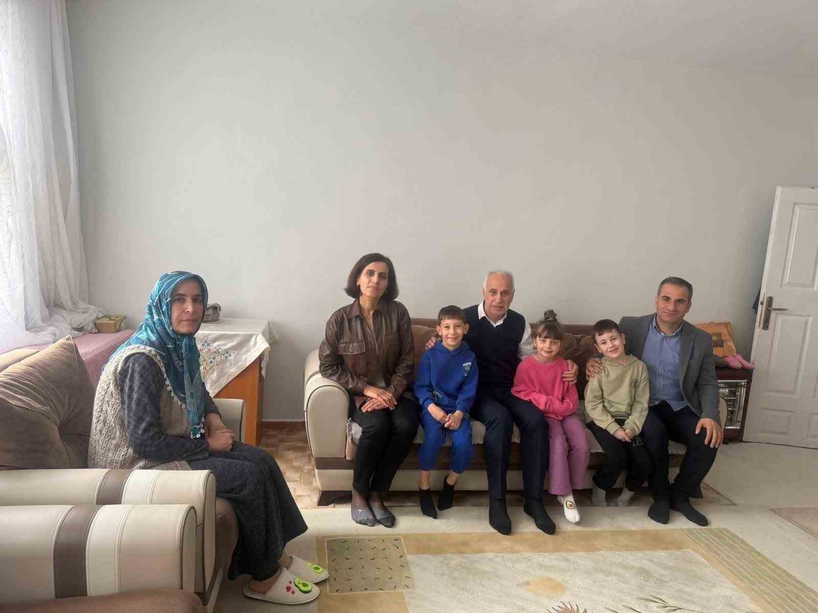 Diyarbakır’da öğrenciler, emekli öğretmenleri unutmadı