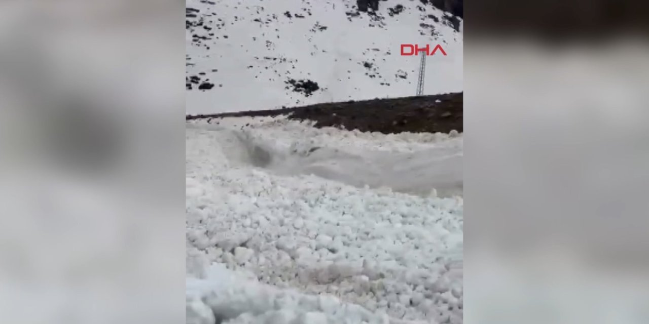 Hakkari'de köy yakınına çığ düşme anı görüntülendi