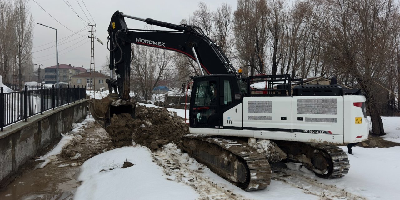 Yüksekova’da eriyen kar sularına karşı çalışma başlatıldı