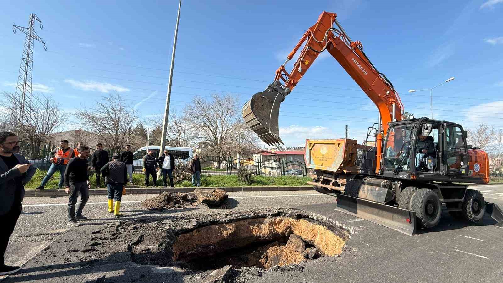 Diyarbakır’da yol çöktü, facianın eşiğinden dönüldü