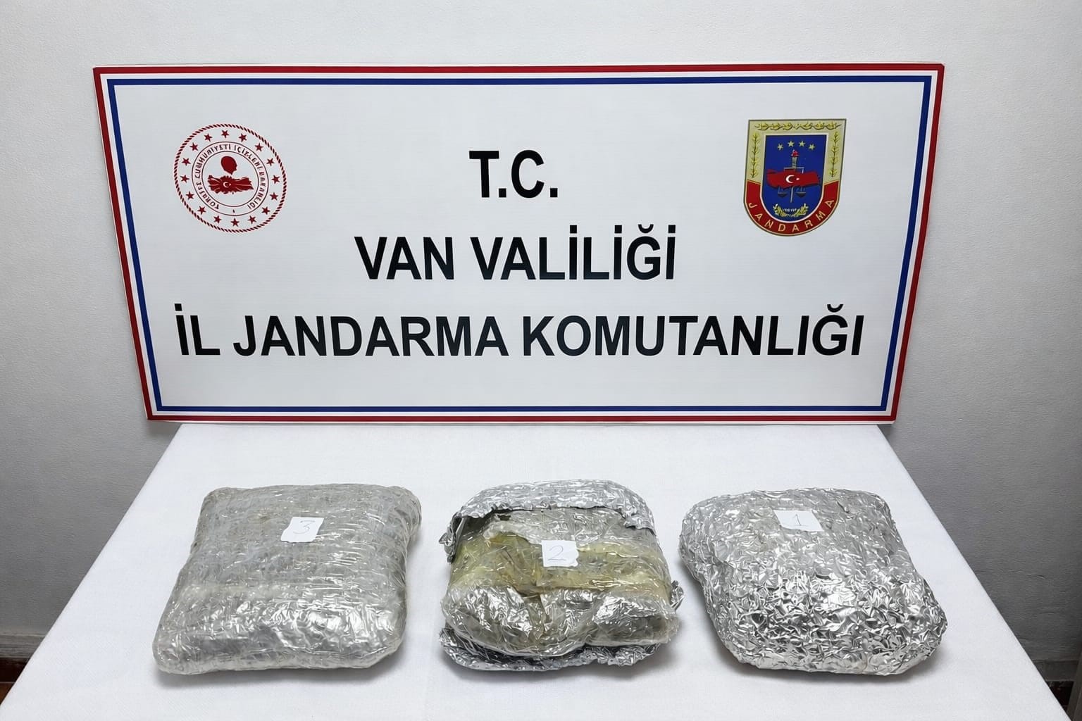 Çaldıran’da 4 kilo 60 gram skunk ele geçirildi