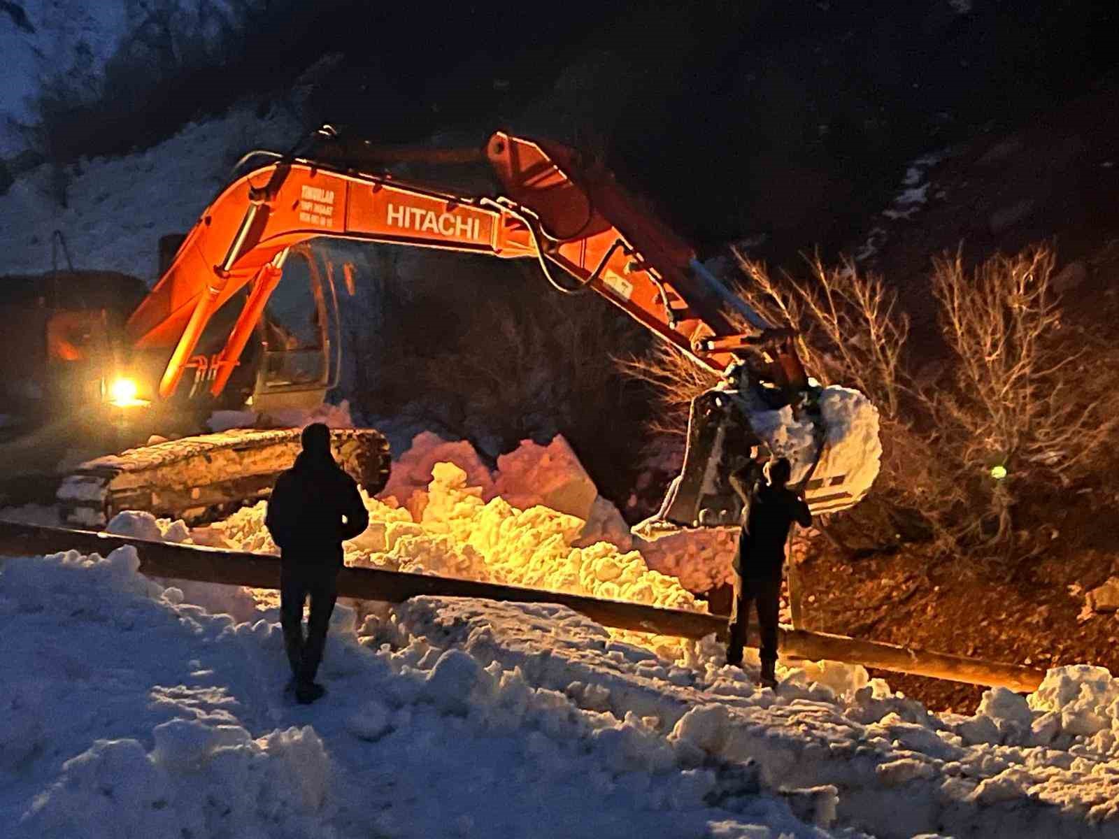 Çığ vurdu, devlet ve ilgili kurumlar çalışma başlattı, Beşağaç köyü karanlıktan kurtarıldı