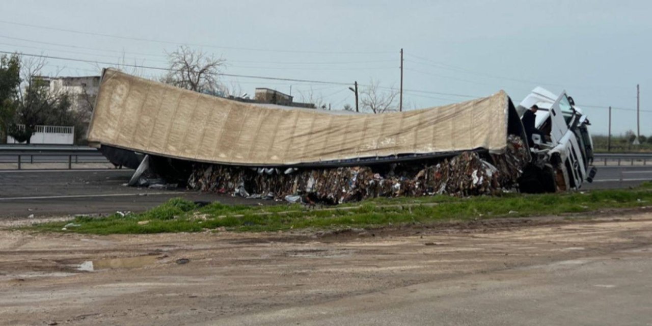 Nusaybin'de karton yüklü tır devrildi: 1 yaralı