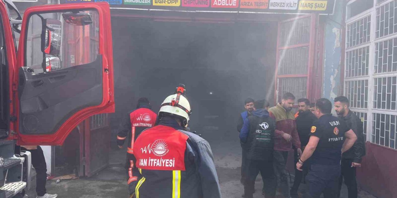 Van oto sanayide otomobil yangını