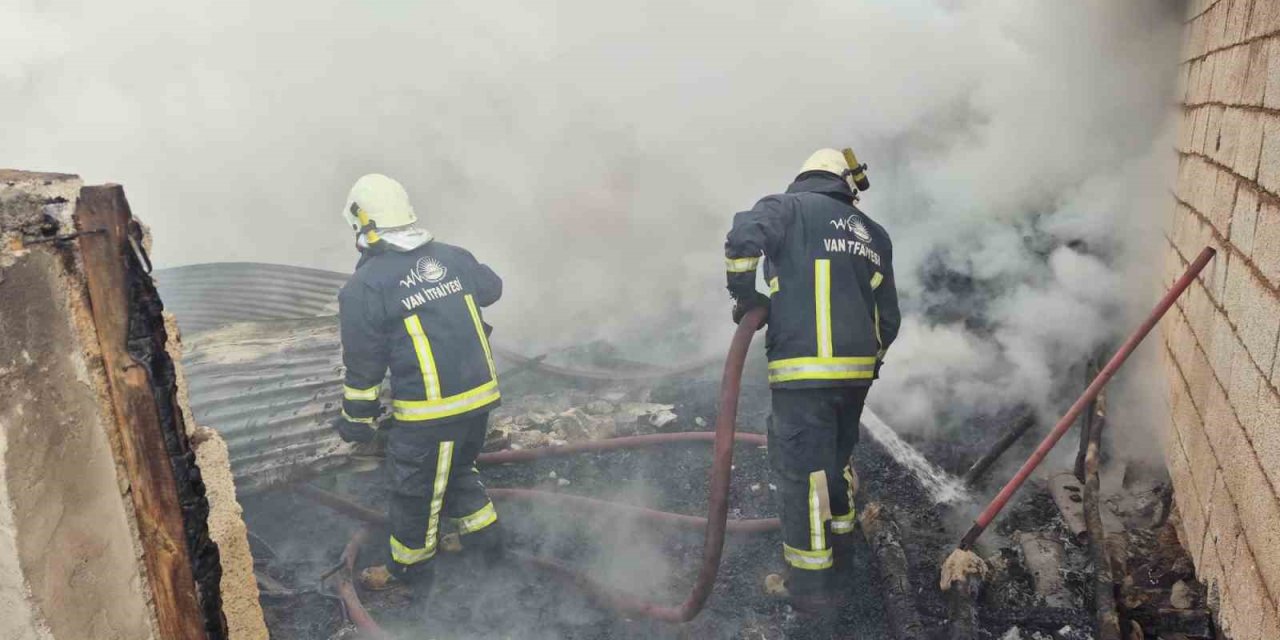 Van Erçiş’te ahır ve odunluk yangını