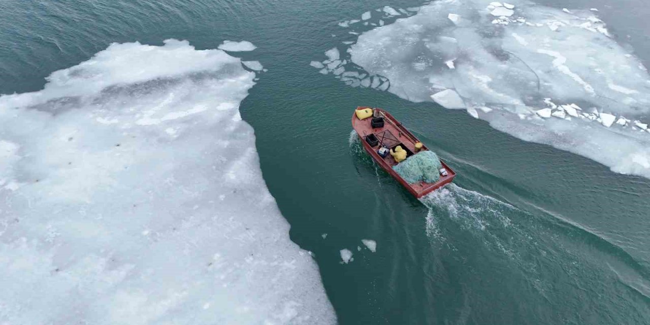 Nazik Gölü’nde balıkçı tekneleri yeniden suya indi