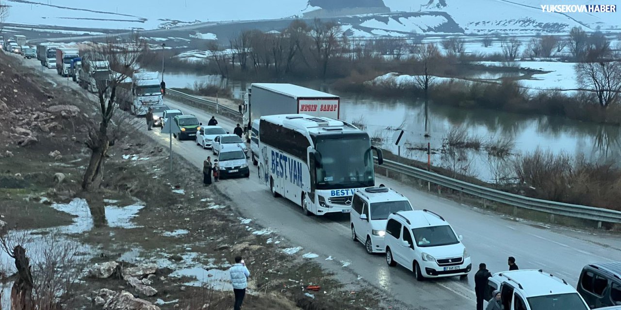 Yüksekova-Yeniköprü kara yolunda ulaşım tek şeride düştü