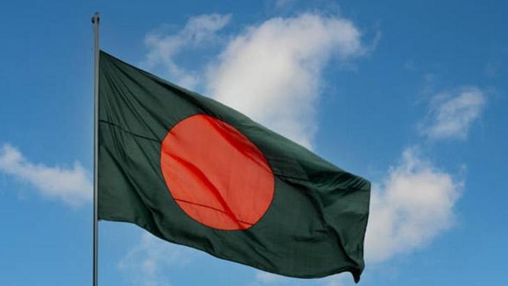 Bangladeş'te yolcu otobüsü nehre düştü: 24 ölü