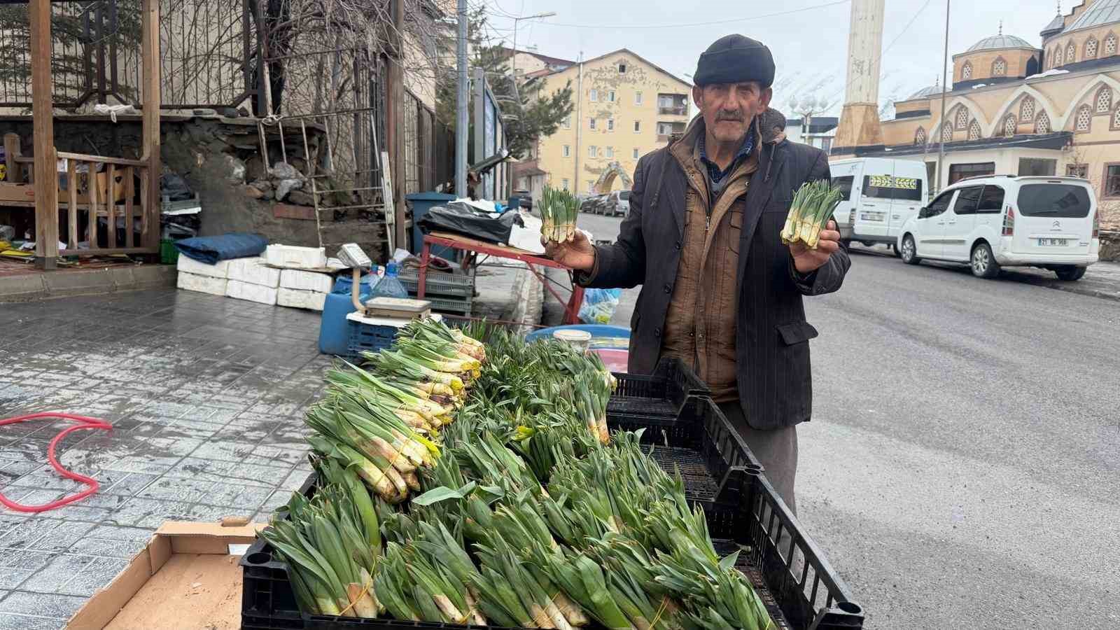 Çukurca'da yılın ilk pancarları tezgâhlarda yerini aldı