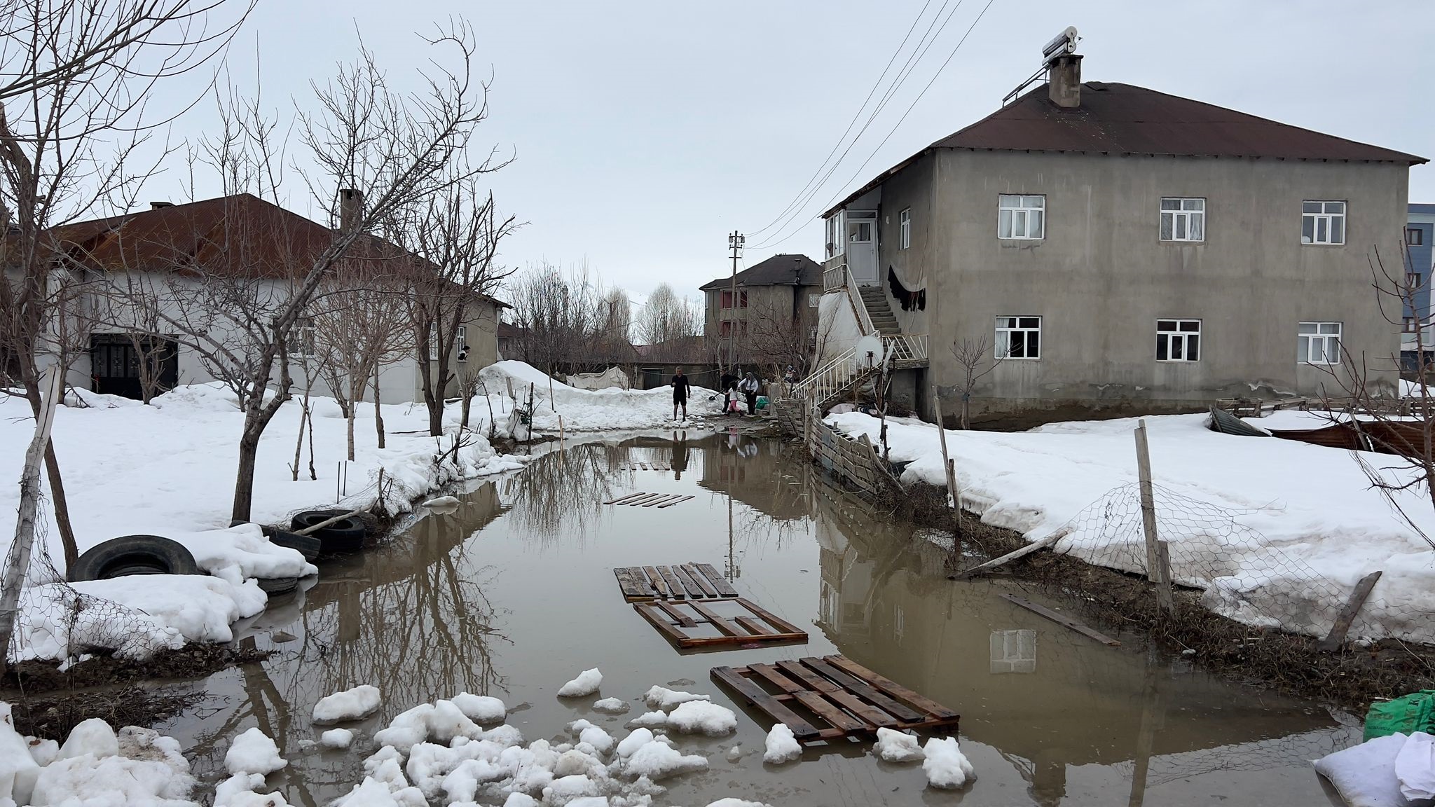 Yüksekova'da biriken kar eriyince evlerin bahçeleri su ile doldu