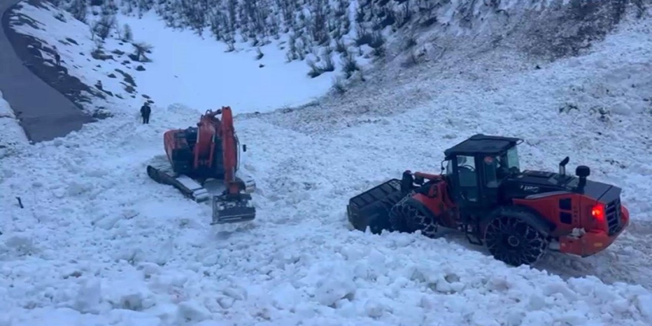 Şırnak’ta ekipler, çığ nedeniyla kapanan köy yolunu açıyor