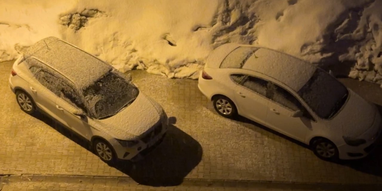 Yüksekova’da kar yağışı gece boyunca devam etti