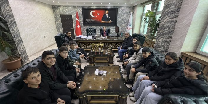 Yüksekova Belediyesi Halk Oyunları Ekibi'nden başarı