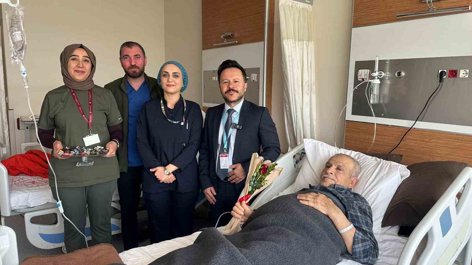 Silvan’da Yaşlılar Haftası’nda hastaneye gelen yaşlılar yalnız bırakılmadı