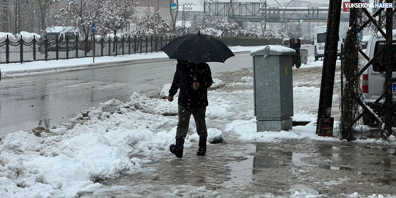 Yüksekova’da 13 köy ve 31 mezra yolu ulaşıma kapandı