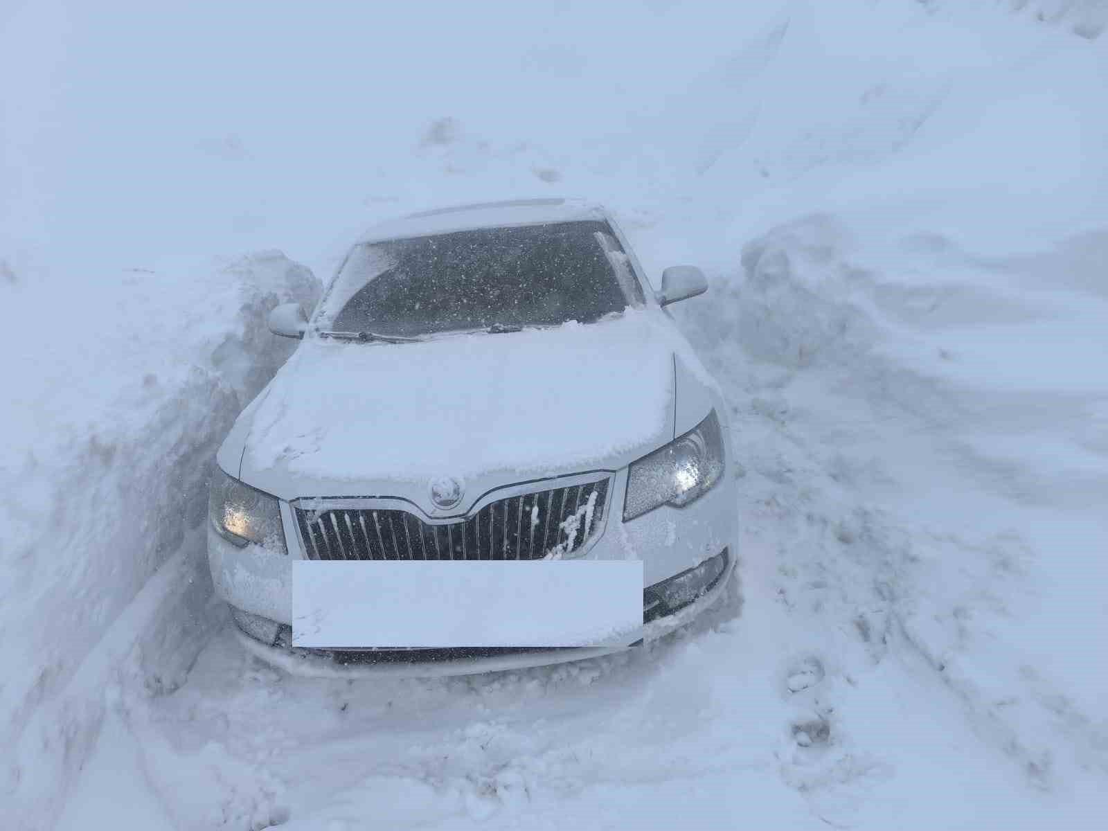 3 bin rakımlı zirvede mahsur kalan vatandaşlar kurtarıldı