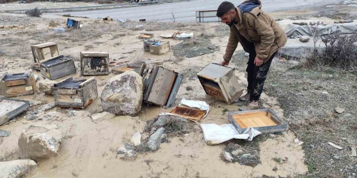 Hakkari’de yaşanan selde 150 kovan zarar gördü