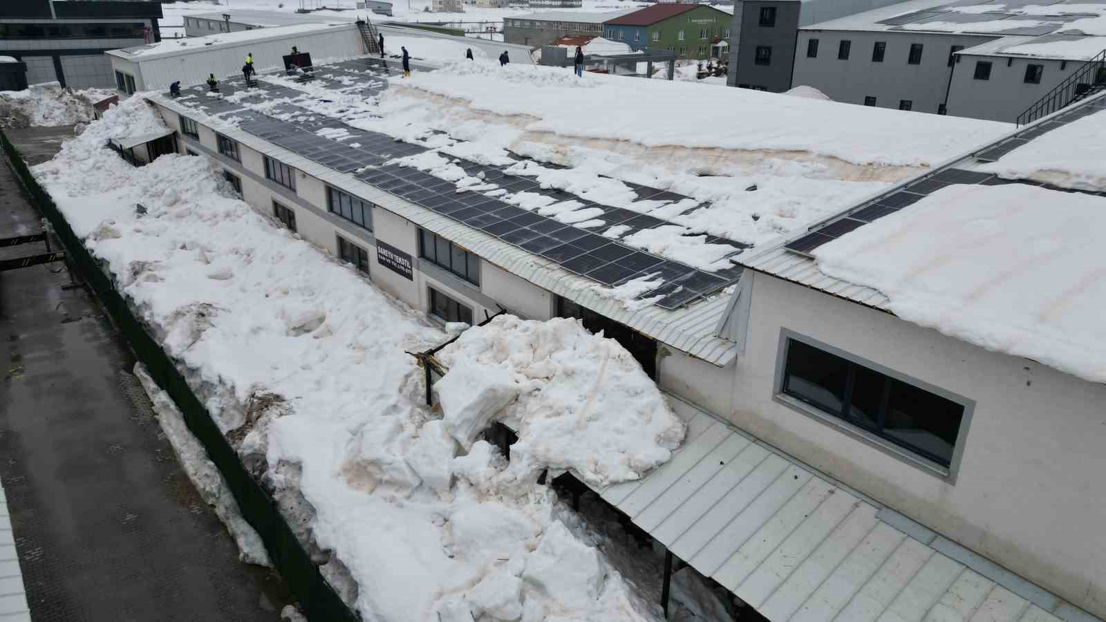 Bitlis OSB’deki çatıda kar yüküne karşı vinçli çözüm