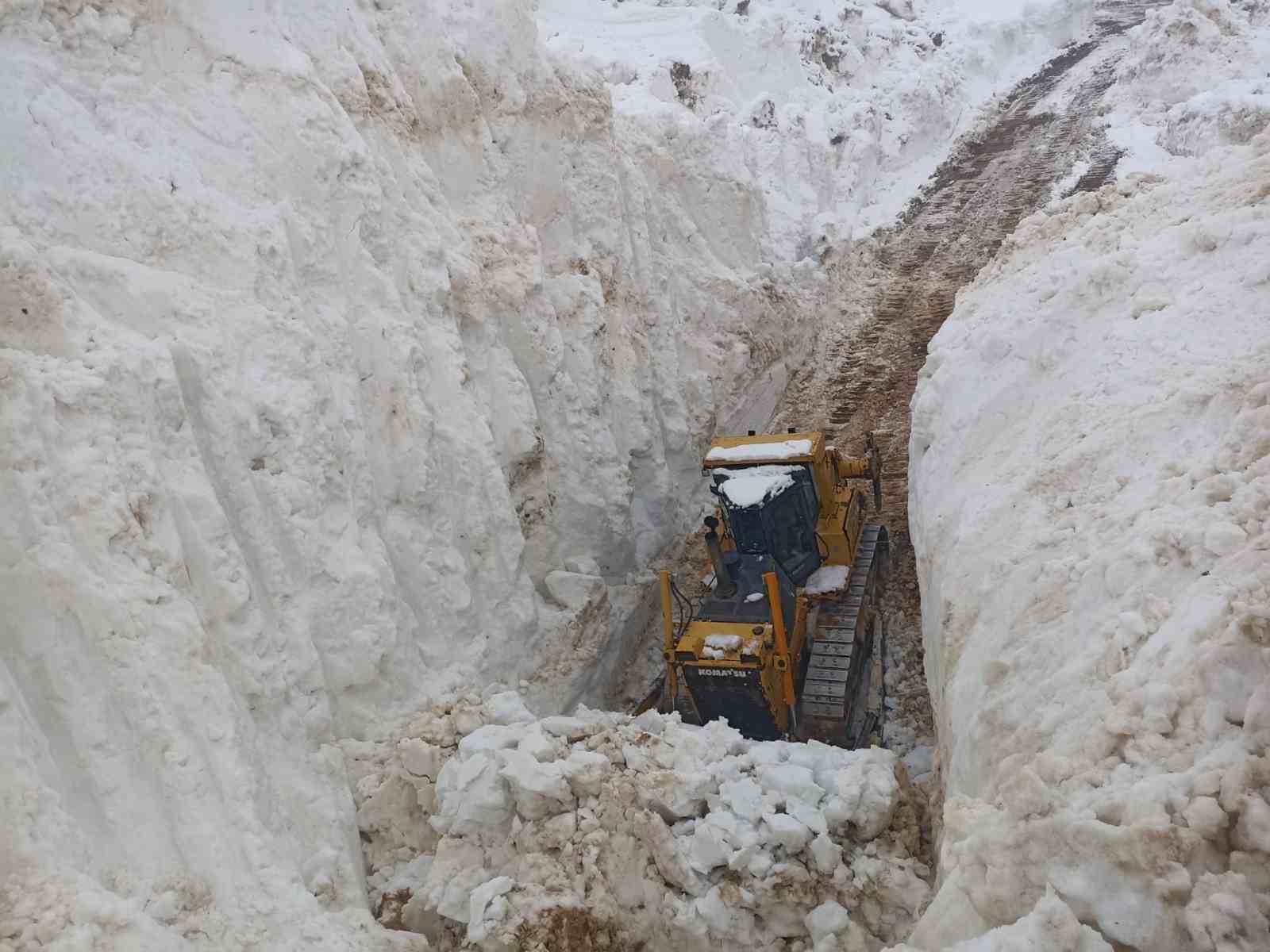 Yüksekova’da 8 metrelik kar tünelleri: İş makinesi içinde kayboldu