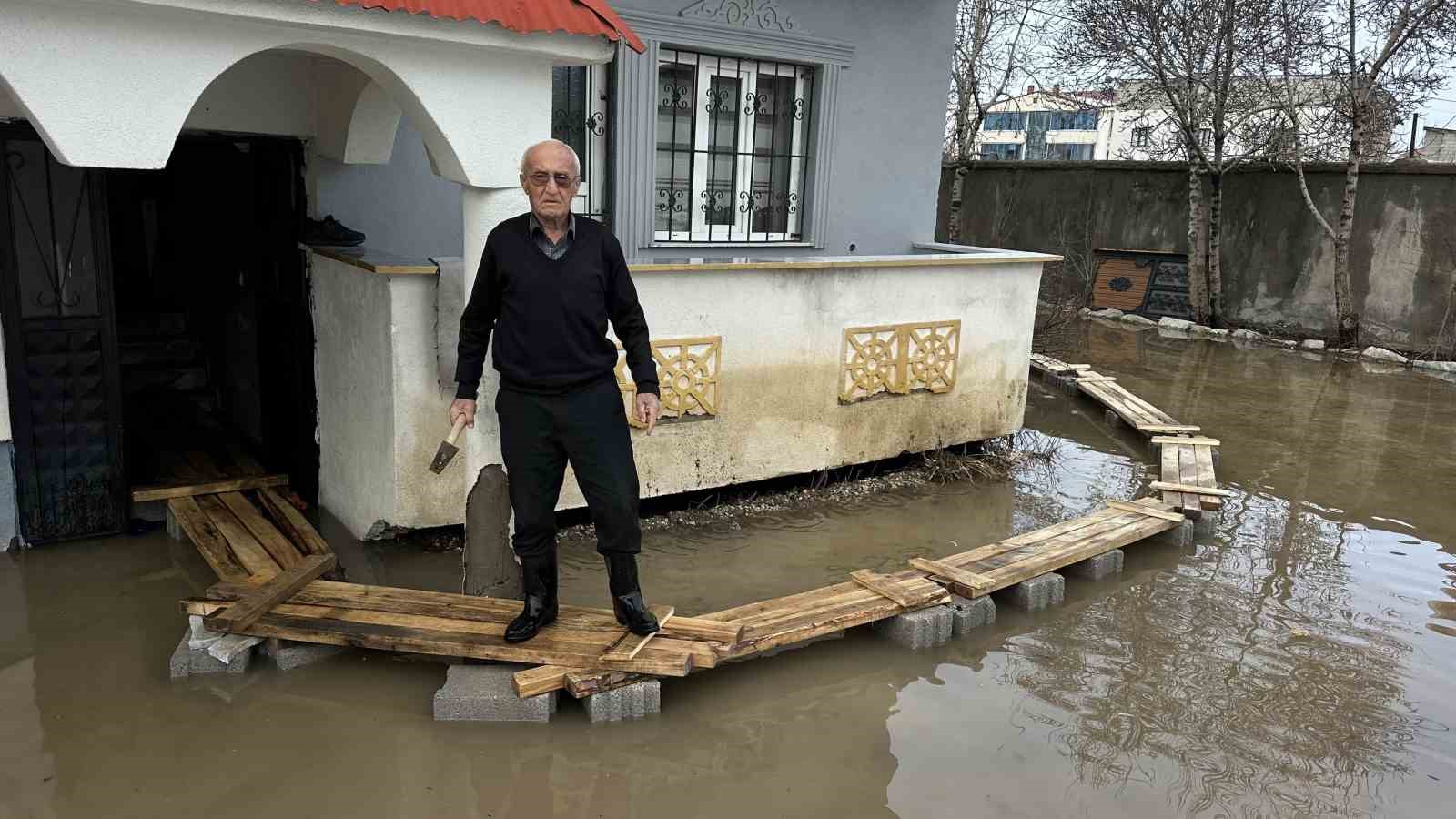 Yüksekova’da bazı evlere girişler tahtadan köprülerle sağlanıyor