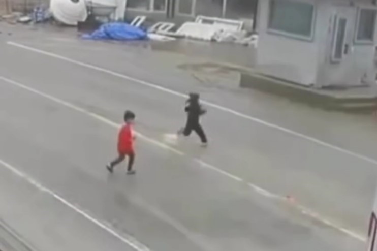 Şırnak’ta yola fırlayan çocuk, sürücünün manevrasıyla ölümden döndü