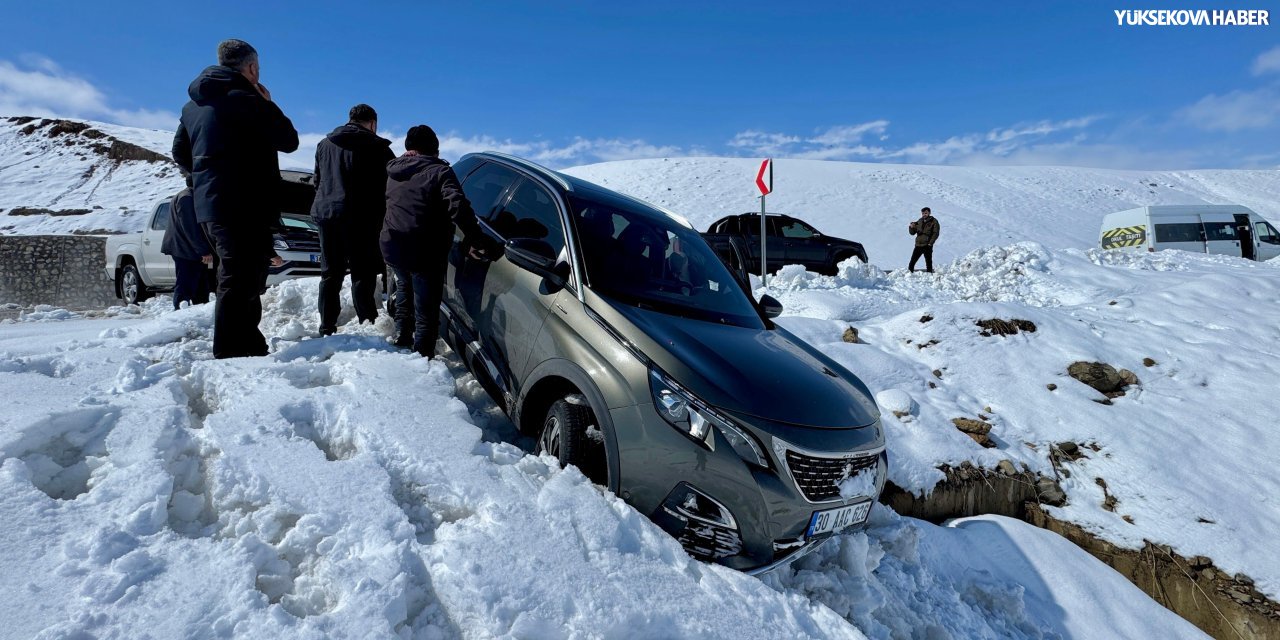 Yüksekova’da şarampole kayan araç vatandaşlar tarafından çıkarıldı