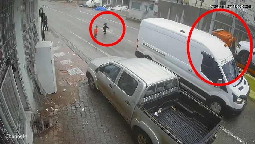 Yola fırlayan çocuk kazadan son anda kurtuldu