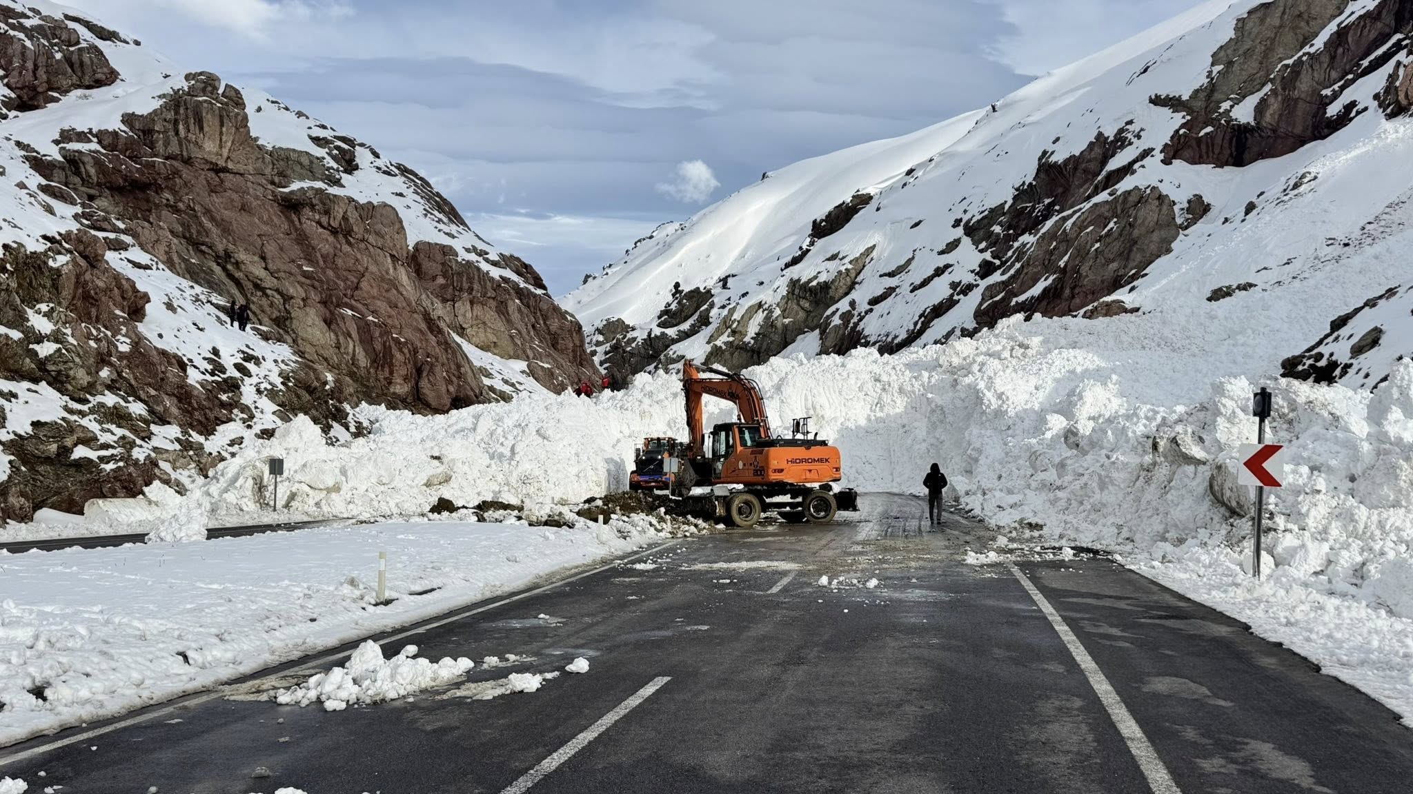 Çığ nedeniyle ulaşıma kapanan Van-Hakkari kara yolu açıldı