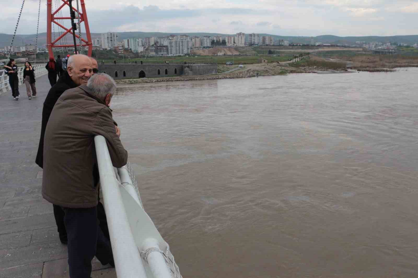 Cizre’de boru hattındaki sızıntı nedeniyle petrol Dicle Nehrine karıştı, ekipler arızayı giderdi