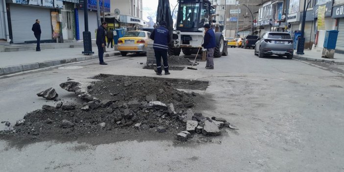 Hakkari Merkez'de kışın yıprattığı yollar onarılıyor