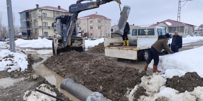 Yüksekova’da su taşkınlarına karşı sahada mesai