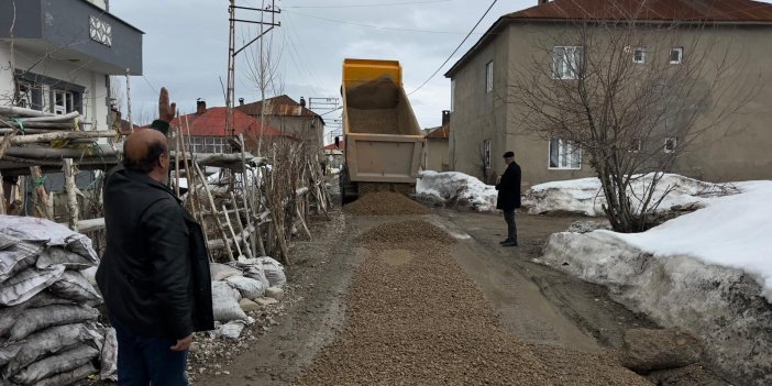 Yüksekova’da bozulan yollar için kumlama ve onarım çalışması