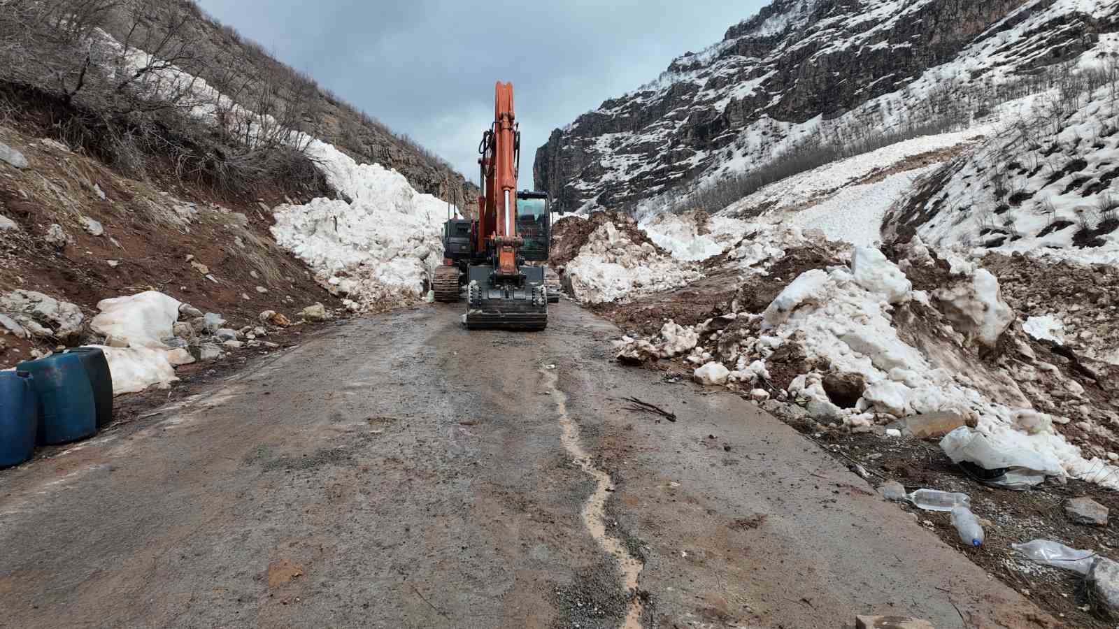 Şırnak’ta çocuklar, yolların açılması için günlerdir çalışan işçilere yemek götürüyorlar