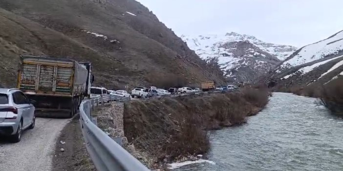 Yüksekova-Van yolunda heyelan ulaşımı aksattı