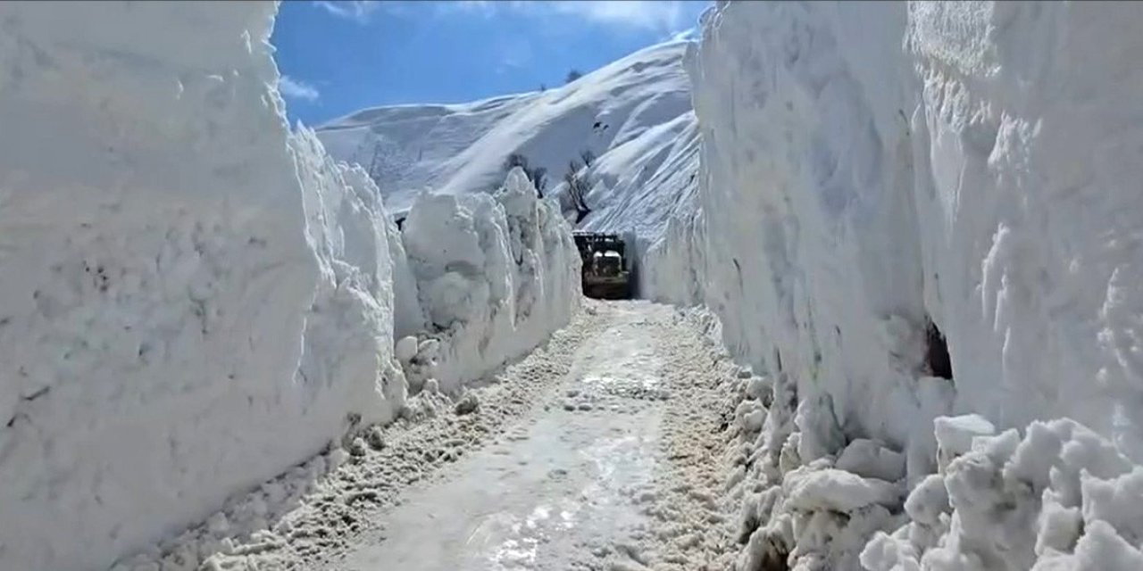 Yüksekova'nın Aktoprak köyü yolundaki çığ temizlendi
