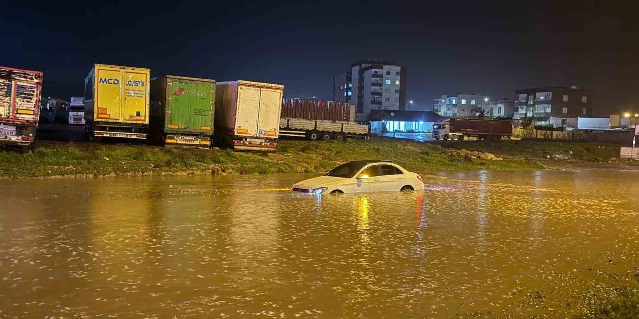 Araçlarda mahsur kalan 3 kişiyi itfaiye ekipleri kurtardı
