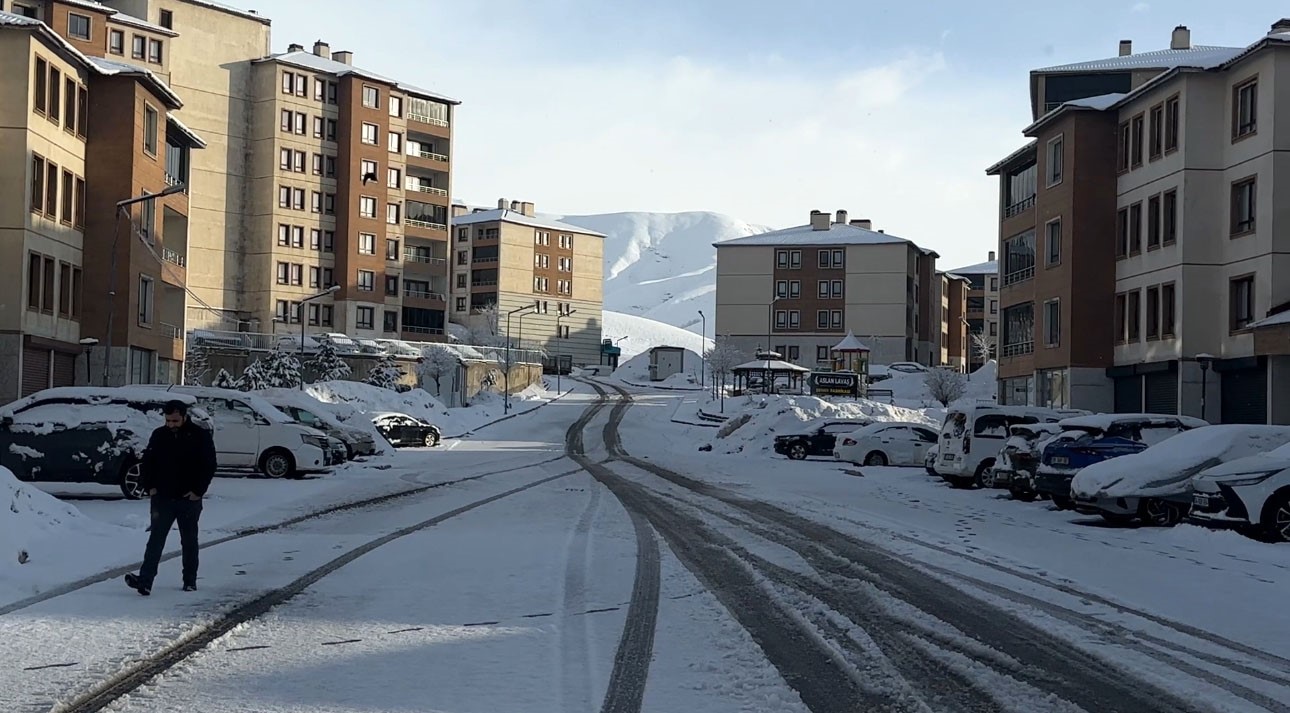 Yüksekova’da kar yağışı