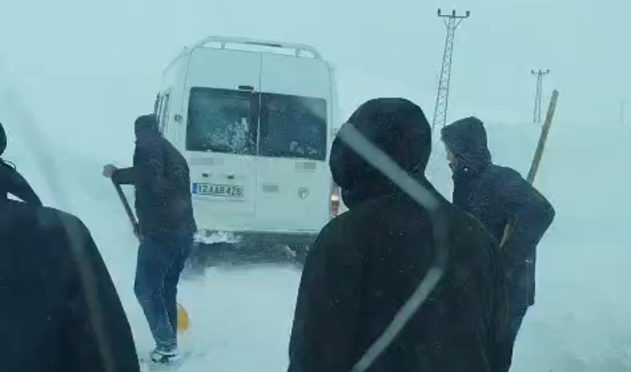 Yüksekova’da tipide yolda mahsur kalan vatandaşlar kurtarıldı