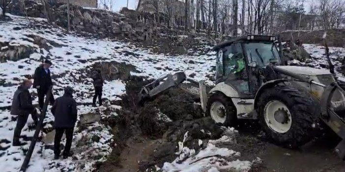 Yüksekova’da su arızası giderilirken 1 metrelik yılan çıktı