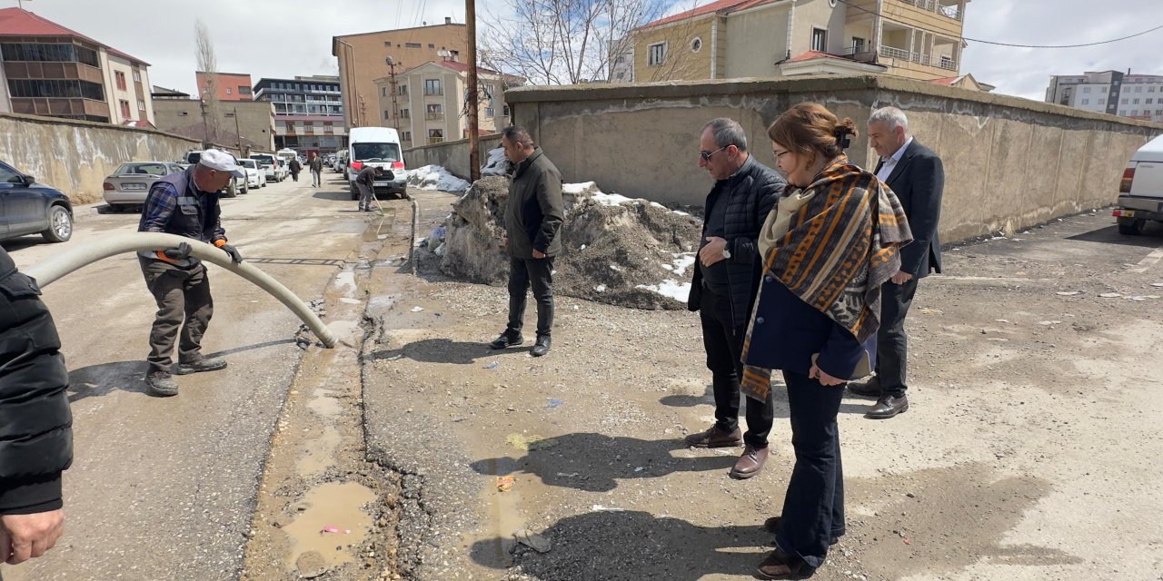 Yüksekova’da yol çalışmaları sürüyor