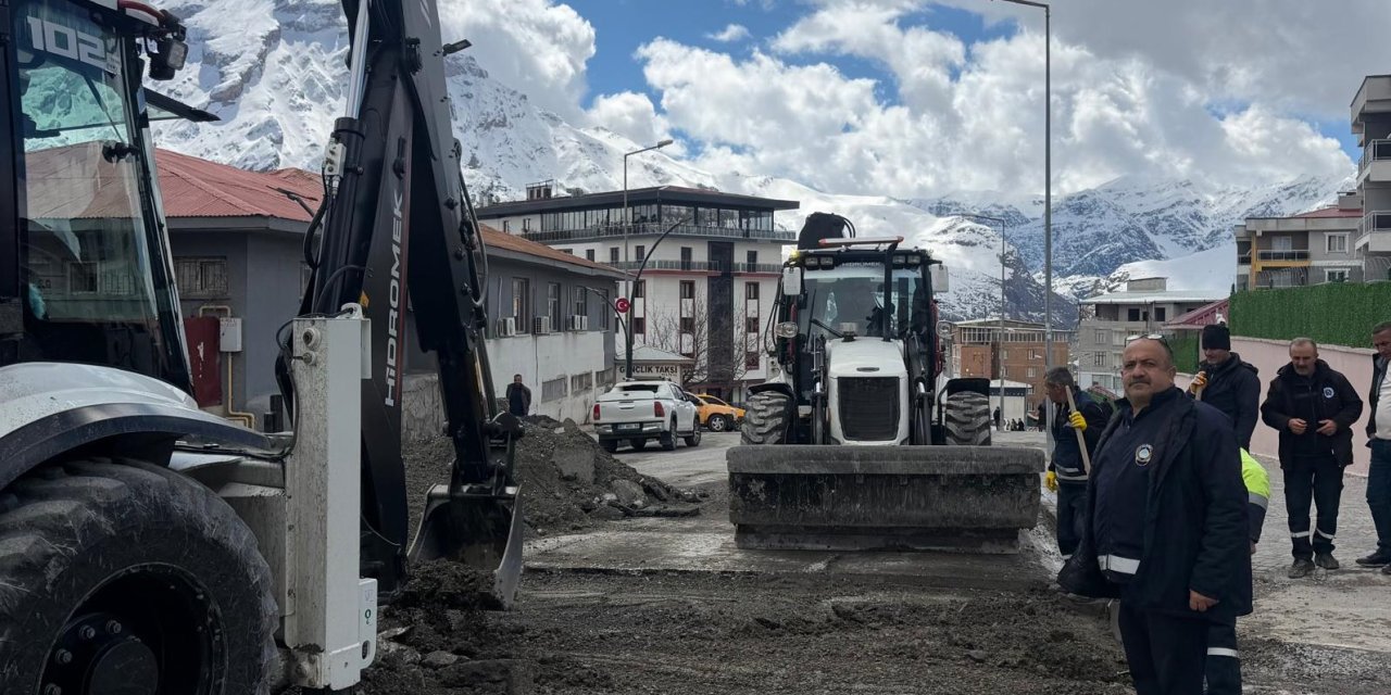 Hakkari’de asfalt yama çalışması