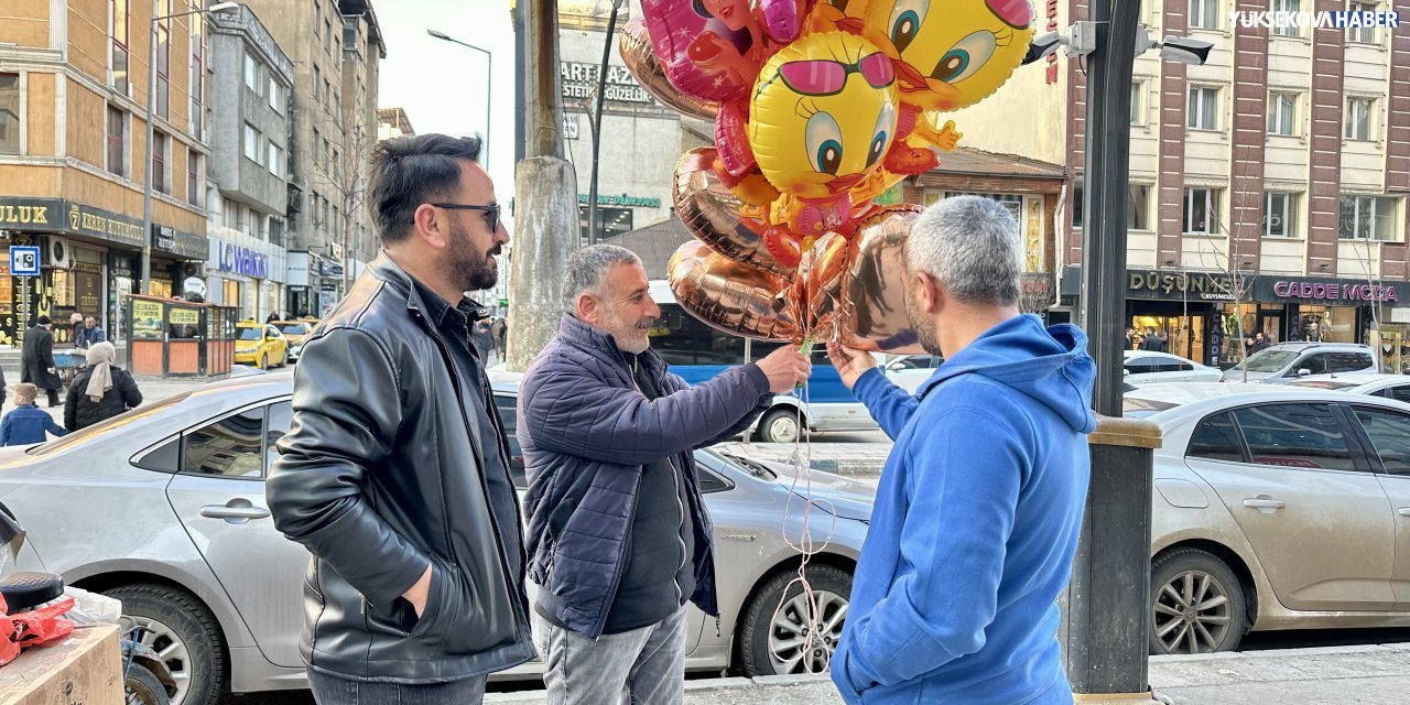 Yüksekova’da 10 yıldır balon satarak ailesini geçindiriyor