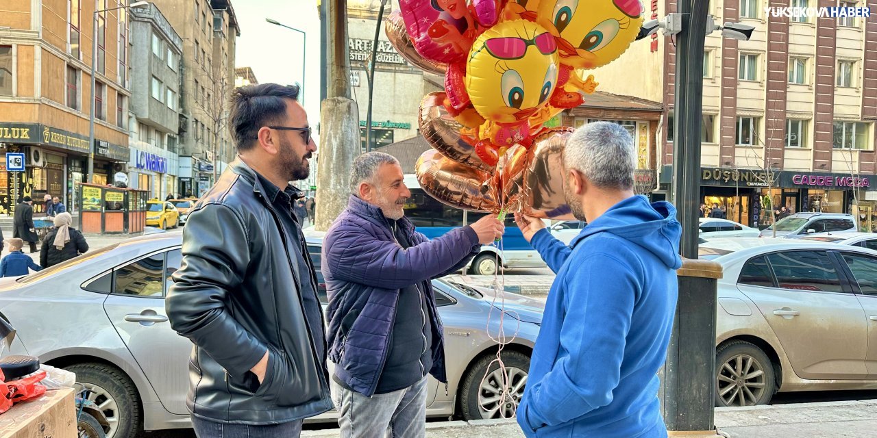 Yüksekova’da 10 yıldır balon satarak ailesini geçindiriyor
