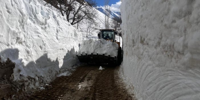 Yüksekova’da nisan ayında 6 metrelik kar tünelleri