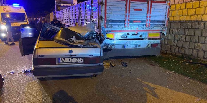 Mardin’de park halindeki tıra çarpan otomobilde 5 kişi yaralandı