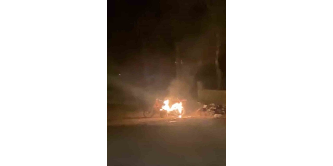 Mardin’de park halindeki motosiklet alev aldı