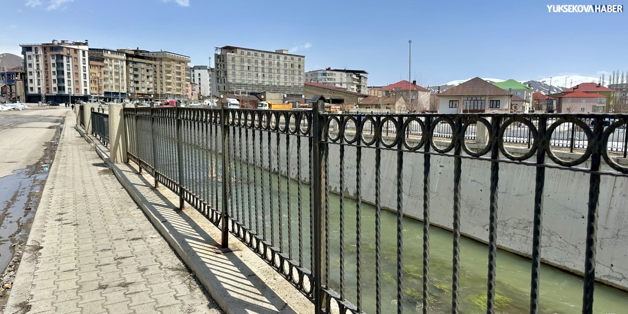 Yüksekova’da Büyükçay Deresi’ndeki korkuluklar onarıldı