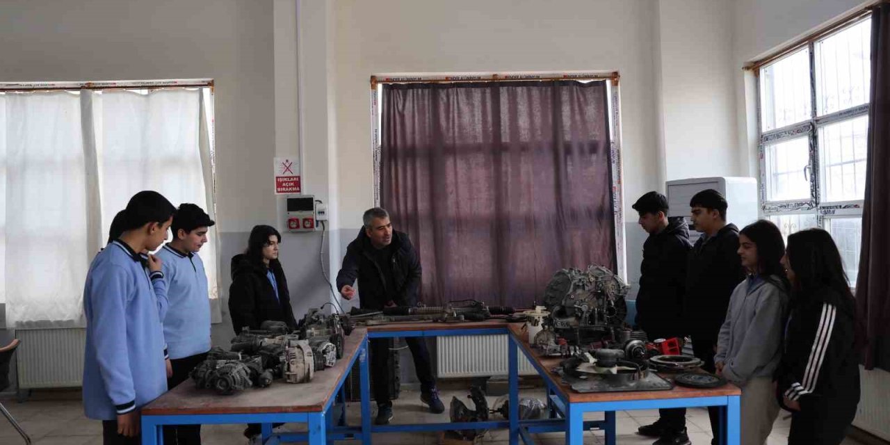 Diyarbakır’da kız ve erkek öğrenciler aldıkları eğitimlerle otomotiv sektörüne giriyor