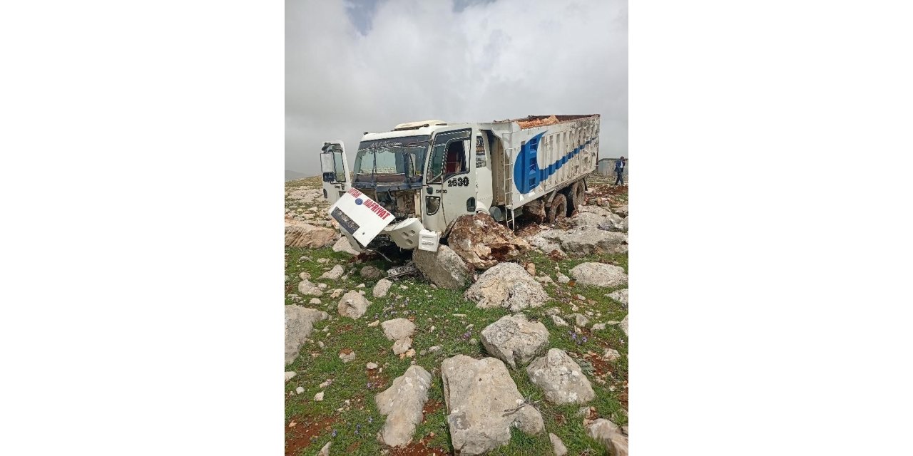 Diyarbakır’da freni boşan hafriyat kamyonu taşlara çarptı: 1 yaralı